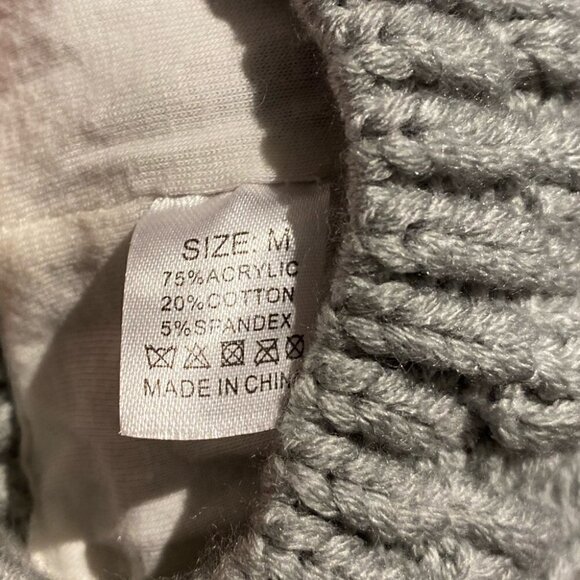 Baby beanies with mittens and pom pom Size 0-3M - Picture 4 of 9